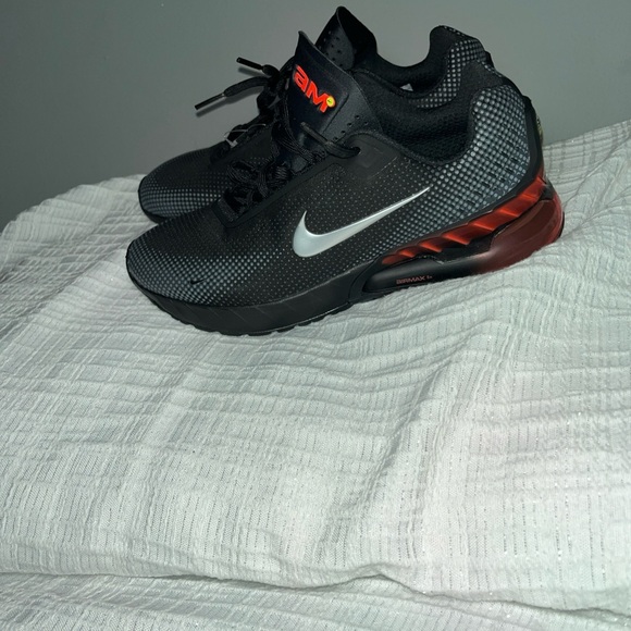 Nike Men\'s Black and Red Athletic Shoes New whitout of the box main image 4